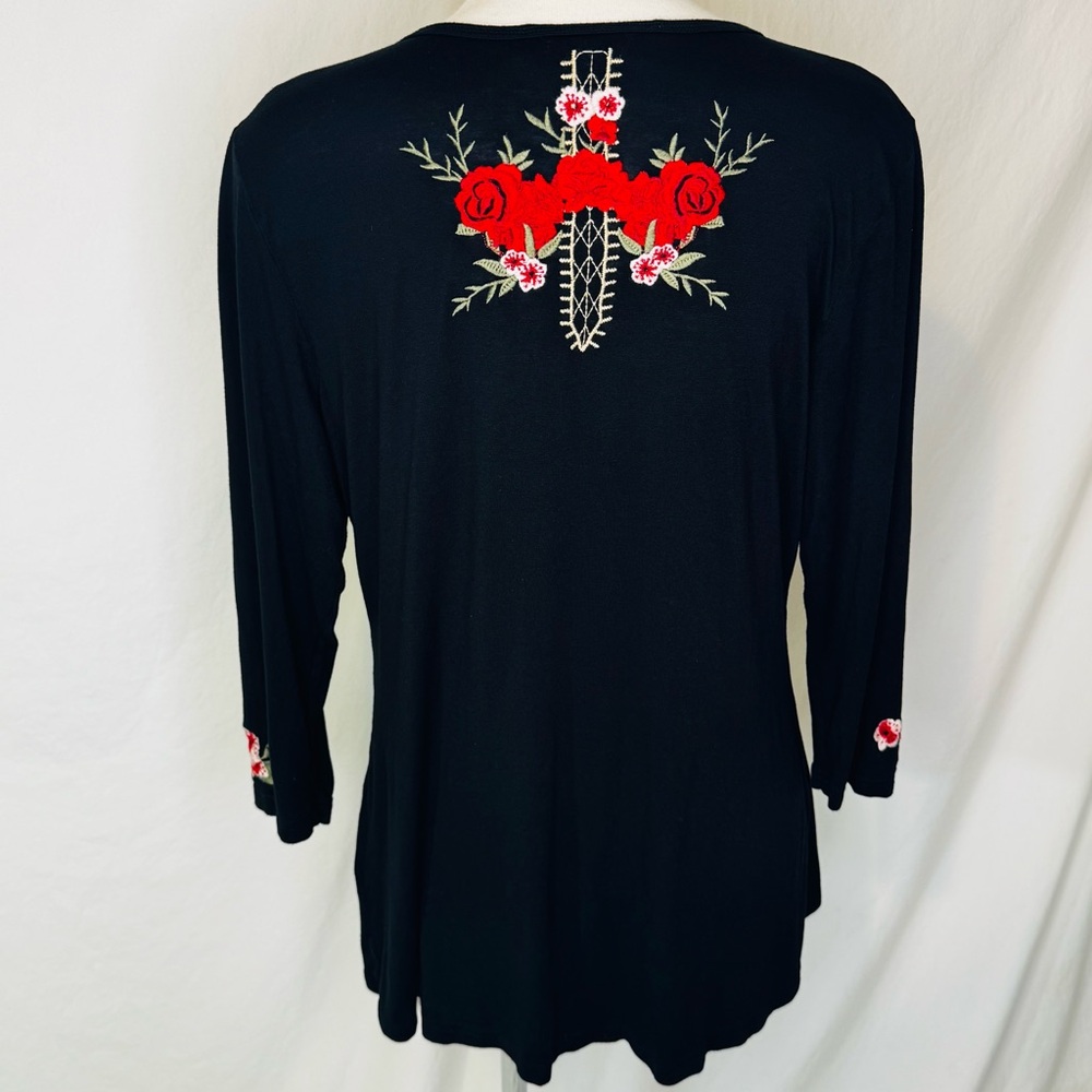 Paparazzi Embroidered Floral Black Top Women’s Size Medium - Picture 3 of 7